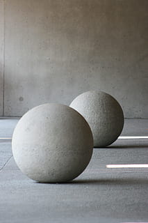 to hvide bolde, sfære, cement, abstrakt, ingen mennesker, tæt på, mad, enkelhed, enkelt objekt, æg, indendørs, form, stilleben, mad og drikke, tekstureret, velvære, sund kost, bold, dag, grå, natur, skygge, bord, cirkel, beton, 4K, CC0, offentligt domæne, royaltyfrie