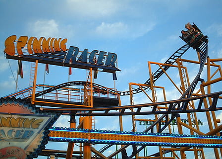 funfair, turnīrs, jautri, atrakciju parku brauciens, atrakciju parks, mākslas kultūra un izklaide, Amerikāņu kalniņi, debesis, arhitektūra, zems leņķa skats, karnevāls, raksturs, ceļojošais karnevāls, uzbūvēta struktūra, nav cilvēku, dienā, mākonis - debesis, zils, ārā, metāla, ceļojumu galamērķi, tekstu, uztraukums, 1080P, CC0, publiskais domēns, bez atlīdzības