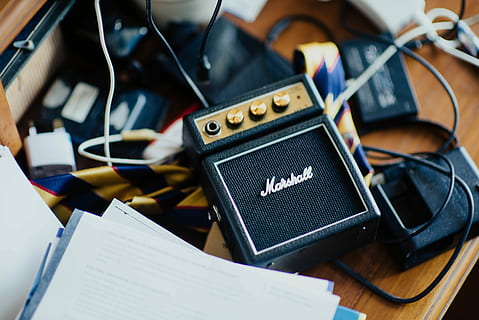 flach, fokus fotografie, Marshall Gitarrenverstärker, schwarz, Marshall MP3-Player, mp3, Schreibtisch, Verstärker, Tabelle, Redner, Marshall, Musik-, Gitarre, Technologie, Kommunikation, Kunst, Kultur und Unterhaltung, Kopfhörer, Hören, Papier-, drinnen, Musikinstrument, keine Leute, Nahansicht, Verbindung, Eingabegerät, Tonaufzeichnungsgeräte, Veröffentlichung, Musikausrüstung, Stillleben, Mikrofon, Fokus auf den Vordergrund, 5K, CC0, gemeinfrei, lizenzfrei
