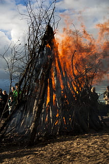 bål, midsommer, ild, brænding, brand - naturligt fænomen, flamme, træ, natur, jord, miljøspørgsmål, skovbrand, røg - fysisk struktur, varme - temperatur, miljø, miljøskader, ødelæggelse, ingen mennesker, himmel, sky - himmel, plante, ulykker og katastrofer, Skov, udendørs, luftforurening, forurening, magt i naturen, 4K, CC0, offentligt domæne, royaltyfrie