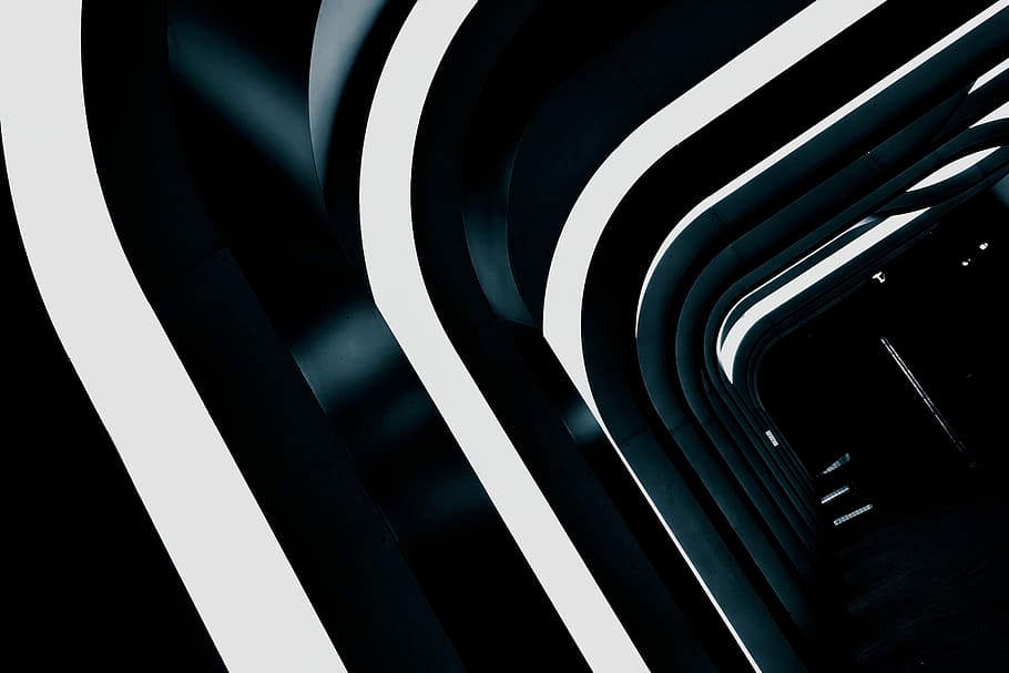 Estructura la fotografia d’angle baix, negre, blanc, edifici, paret pintada de negre, patró, estructura, canviant d'humor, fosc, repetició, repetitiu, lnes, línies, fons de pantalla, arquitectura, tron, llum, resum, escala, geometria, geomètric, explorar, contractar, contrast, il·luminat, cap gent, ratlles, color negre, a l'interior, fons, primer pla, cultura i entreteniment artístic, corba, marc complet, disseny, fons negre, tecnologia, estructura construïda, forma, llum - fenomen natural, creativitat, equips d’il·luminació, 2K