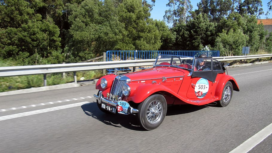 oldtimer, històricament, vehicle, clàssic, cotxe antic, automòbil de cotxes d'època, nostàlgia, cotxe, crom, convertible, vehicle terrestre, cotxe esportiu, estil retro, transport, passat de moda, luxe, velocitat, vermell, conduir, rally racing racing, cotxe d'època, cotxe de col·leccionista, manera de transport, arbre, automòbil, planta, carretera, dia, ciutat, naturalesa, carrer, llum solar, cap gent, color verd, a l'aire lliure, barana, en moviment, roda, 4K
