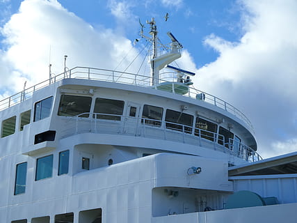Fähre, Deck, Kontrollraum, Steuerung, Zimmer, Außen, oben, Boot, Schiff, wolke - himmel, Luxus, Himmel, Reichtum, modern, weiße Farbe, Wasserfahrzeug, Transportmittel, Transport, die Architektur, Flachwinkelansicht, Natur, gebaute Struktur, Tag, keine Leute, Gebäudehülle, Wasser, Kreuzfahrt, draußen, Passagierfahrzeuge, Reise, Kreuzfahrtschiff, Yacht, 5K, CC0, gemeinfrei, lizenzfrei