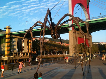 bilbao, monumenter, museer, edderkop, arkitektur, bygget struktur, himmel, gruppe af mennesker, dag, transportmidler, natur, by, bygning udvendig, rigtige mennesker, bro, bro - menneskeskabt struktur, herrer, forbindelse, stor gruppe mennesker, gade, Kvinder, vej, sollys, udendørs, 1080P, CC0, offentligt domæne, royaltyfrie