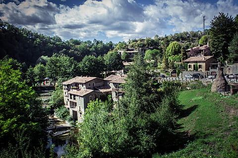 Rupit, mølle, Catalunya, arkitektur, træ, bygget struktur, bygning udvendig, plante, bygning, natur, grøn farve, hus, vækst, boligområde, ingen mennesker, himmel, landsby, dag, udendørs, jord, landskab, sky - himmel, høj vinkel visning, 5K, CC0, offentligt domæne, royaltyfrie