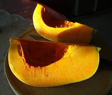 squash, grøntsag, græskar, efterår, orange, mad og drikke, mad, frugt, skive, friskhed, sund kost, velvære, tæt på, orange farve, indendørs, tværsnit, citrus frugt, ingen mennesker, appelsinfrugt, bord, stilleben, frø, træ - materiale, moden, 2K, CC0, offentligt domæne, royaltyfrie