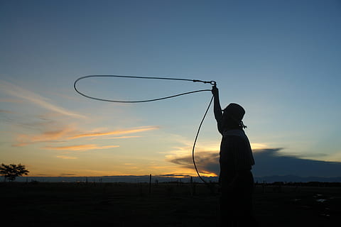 por do sol, trabalhador, rancheiro, uma pessoa, silhueta, céu, de pé, natureza, pessoas reais, homens, estilos de vida, atividade de lazer, terra, beleza na natureza, cor laranja, scenics - natureza, esporte, jogando, campo, nuvem - céu, meio Ambiente, 2K, CC0, domínio público, royalty free