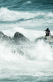 noir, femme aux cheveux, séance, formation rocheuse, entouré, corps, eau, isolement, obstacles, des difficultés, dépression, douleur, difficile, la vie, fille, mer, vagues, la nature, une personne, éclaboussures, sport, mouvement, sports extrêmes, aventure, front de mer, journée, vague, sport aquatique, surfant, Activité de loisir, Vrais gens, modes de vie, beauté dans la nature, Hommes, pouvoir dans la nature, en plein air, 2K, CC0, domaine public, libre de droits