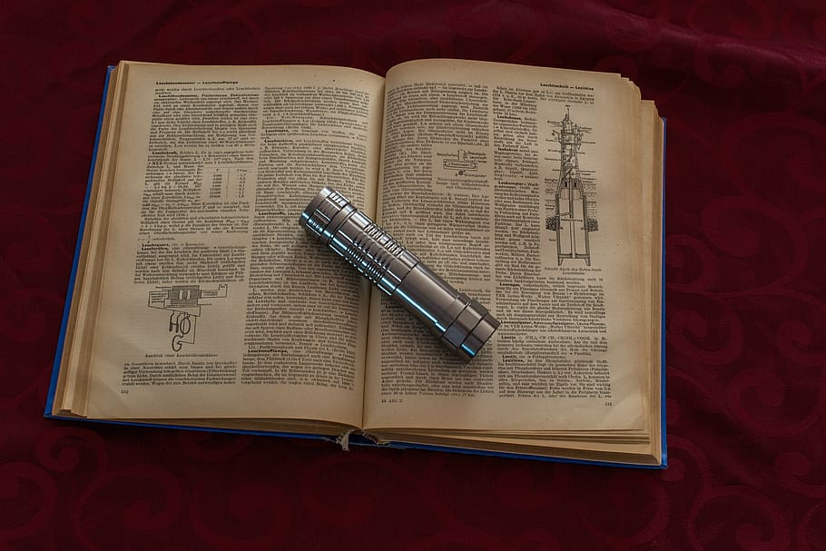 llibre, llanterna, tancar, fons, metall, alu, plata, paper, porpra, teixit, vell, Font, antiguitat, història, el passat, publicació, a l'interior, tir de l'estudi, vista d’angle alt, estil retro, cap gent, comunicació, directament a sobre, natura morta, bolígraf, fons de colors, text, cal·ligrafia, ploma estilogràfica, 4K