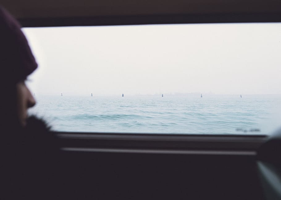 persona, dentro, veicolo, analizzare, cercare, guardare, corpo, acqua, Senza titolo, minimo, visione, finestra, oceano, incorniciato, mare, immagine a colori, vacanze, viaggio, posizioni di viaggio, adulto, donne, persone, mezzi di trasporto, una persona, giorno, orizzonte sull'acqua, spiaggia, orizzonte, retrovisore, colpo alla testa, concentrarsi sullo sfondo, natura, terra, copia spazio, scenics - natura, in casa, cielo, vista sopra la spalla, 5K