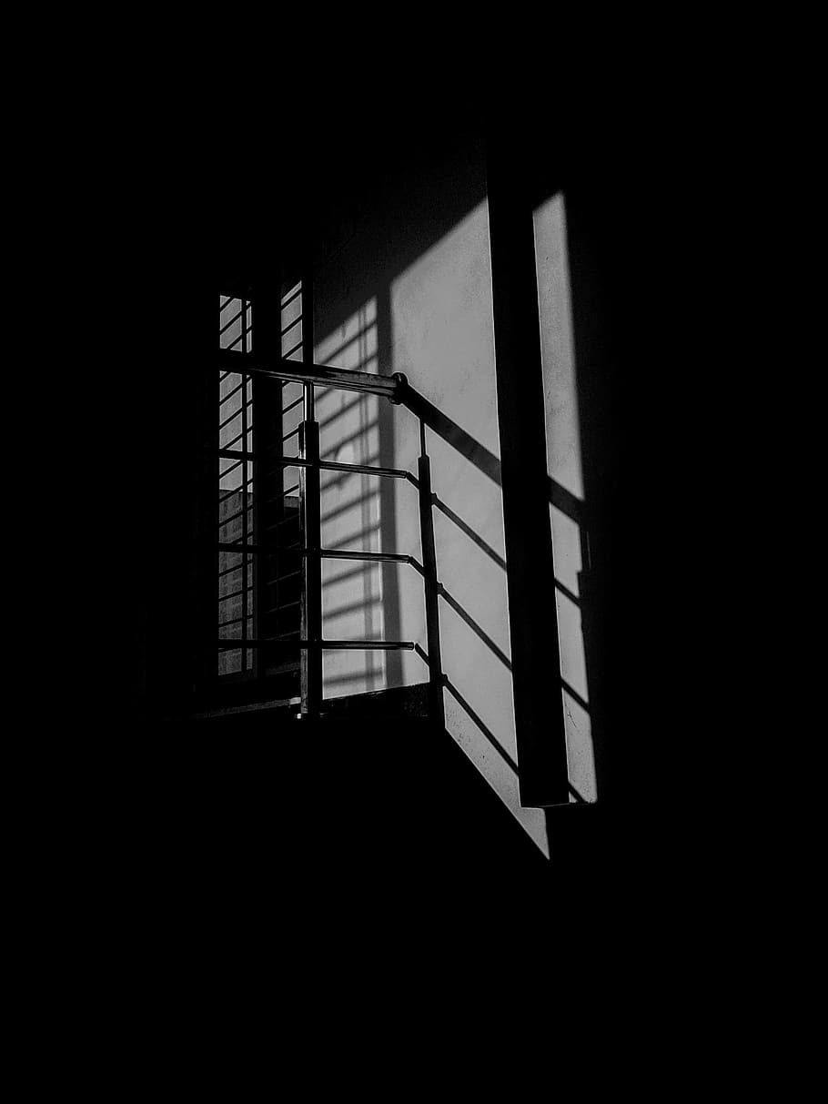 griglie, muro dipinto di bianco, riflessione, ombra, passaggi, le scale, ringhiere, architettura, finestra, struttura costruita, in casa, nessuno, costruzione, giorno, vetro - materiale, Inquadratura dal basso, caratteristica della parete, buio, copia spazio, trasparente, natura, scala, luce del sole, ringhiera, telaio della finestra, appartamento, 2K