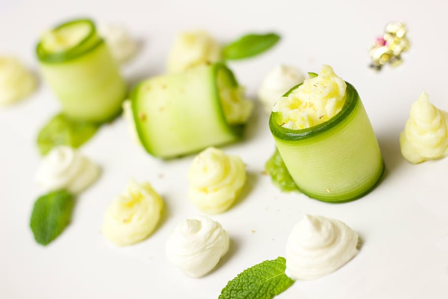 Nahaufnahmefoto, geschnitten, Gemüse, Gurke, Anlasser, Speisekarte, festlich, edel, Grün, Vegetarier, Essen, gesund, Lebensmittel, Mahlzeit, köstlich, Vitamine, frisch, Küche, speisen, Koch, Gericht, Delikatessen, Frischkäse, Silvester, grüne Farbe, Essen und Trinken, Frische, Studioaufnahme, Scheibe, weißer Hintergrund, gesundes Essen, kalte Temperatur, Wohlbefinden, drinnen, keine Leute, Obst, gesunder Lebensstil, Nahansicht, Gruppe von Objekten, Pflanze, Kraut, Avocado, Stillleben, gehackt, vegetarisches Essen, 5K