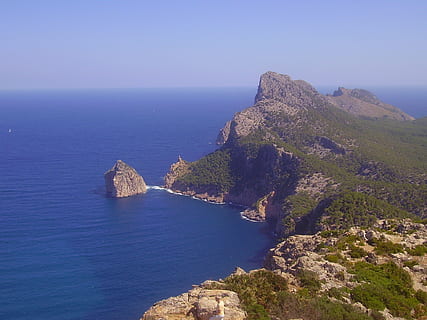 pollença, espanya, arbres, roques, rocós, mar, oceà, aigua, cel, núvols, línia de costa, plantes, estiu, primavera, naturalesa, fora, escenics - natura, bellesa a la natura, escena tranquil·la, tranquil·litat, horitzó, terra, muntanya, cap gent, horitzó sobre l’aigua, rock, idíl·lic, penya-segat, dia, vista d’angle alt, platja, a l'aire lliure, pila de roca, badia, formació, 1080P, CC0, domini públic, lliure de regalies