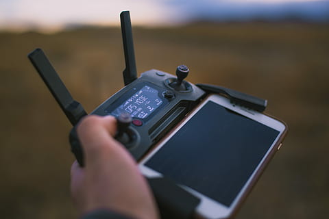 controller mavic dji, persona, detenzione, i phone, controller pad, controllore, controller drone, volante, telecomando da gioco, tecnologia, fuco, palmare, mano, dji vai, plu, 7, senza fili, Mavic, dji, mano umana, parte del corpo umano, comunicazione, tecnologia wireless, una persona, adulto, all'aperto, giorno, avvicinamento, messa a fuoco selettiva, connessione, attività, mezzi di trasporto, concentrarsi sulle conoscenze acquisite, movimento, 5K, CC0, dominio pubblico, privo di copyright