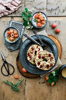 torta, nero, piatto, piadina, frutti di bosco, forbici, bianca, rosso, pasticcini, grigio, acciaio, il giro, forchetta, cibo, legno - materiale, rustico, pasto, pomodoro, freschezza, tavolo, buongustaio, verdura, cena, cucinato, fatti in casa, mangiare sano, carne, pranzo, formaggio, nessuno, cucinando, spuntino, avvicinamento, cibo vegetariano, cibo e bevande, ciotola, girato in studio, in casa, vista dall'alto, utensile da cucina, frutta, cucchiaio, benessere, erba, pronto a mangiare, attrezzature domestiche, tagliere, vasellame, 5K, CC0, dominio pubblico, privo di copyright