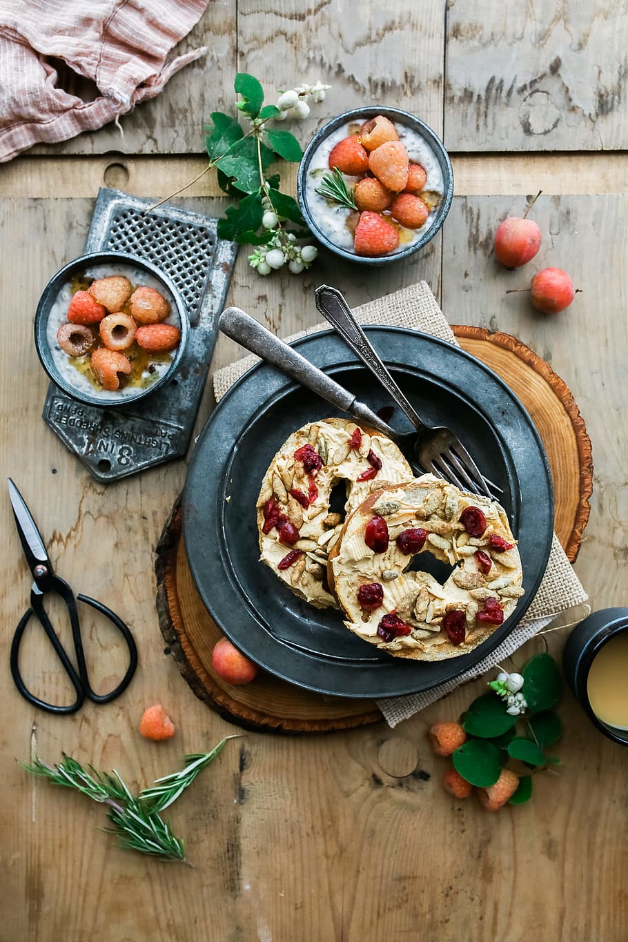 pastís, negre, placa, ceba plana, baies, tisores, blanc, vermell, pastes, gris, acer, rodó, forquilla, menjar, material de fusta, rústic, tomàquet, frescor, taula, gourmet, vegetals, sopar, cuit, casolà, alimentació saludable, carn, dinar, formatge, cap gent, cuinar, berenar, primer pla, menjar vegetarià, menjar i beguda, bol, tir de l'estudi, a l'interior, vista d’angle alt, estri de cuina, fruita, utensili per menjar, cullera, benestar, herba, llest per menjar, equipament per a la llar, taula de tallar, vaixella, 5K