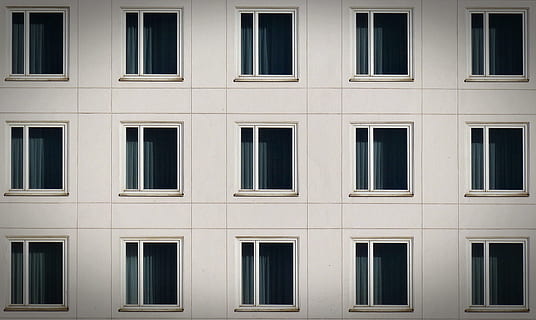 hvid, indrammet, glas vindue parti, vindue, facade, arkitektur, bygning, hjem, baggrund, væg, hauswand, hus facade, fuld ramme, baggrunde, bygget struktur, bygning udvendig, ingen mennesker, glas - materiale, side om side, udendørs, mønster, gentagelse, i en række, afspejling, dag, sort farve, by, moderne, kontor, 4K, CC0, offentligt domæne, royaltyfrie