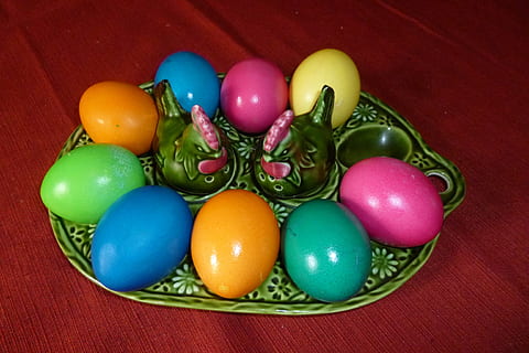 Osterei, bunt, Ostern, Ei, Küken, Farbe, bemaltes Ei, farbig, Oval, Frühling, Ostergruß, Lebensmittel, Malerei, mehrfarbig, Dekoration, Feier, Urlaub, Eier, Kulturen, grüne Farbe, Feiertage und Feste, keine Leute, tierisches Ei, Gelb, aufwendig, Jahreszeit, Farben, Blau, Farbbild, Korb, Tradition, drinnen, Essen und Trinken, Stillleben, Gruppe von Objekten, High Angle View, Variation, Wahl, Nahansicht, Tabelle, lila, 4K, CC0, gemeinfrei, lizenzfrei