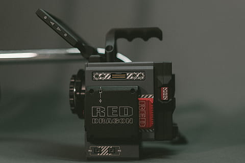 selektiv, fokus fotografering, sort, rød, drage kamera, kamera, udstyr, rødt kamera, video, indendørs, retro stylet, tæt på, ingen mennesker, studio skud, enkelt objekt, teknologi, nummer, tekst, kunstkultur og underholdning, fotografering temaer, kamera - fotografisk udstyr, meddelelse, objektiv - optisk instrument, nostalgi, stilleben, vestlige script, sort farve, maskineri, 8K, CC0, offentligt domæne, royaltyfrie
