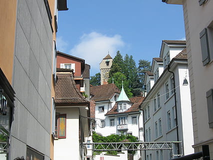 Glockenturm, Uhr, Turm, Luzerne, Schweiz, schweizerisch, Dorf, die Architektur, europäisch, Straße, Stadt, Dorf, Europa, historisch, Außen, Hang, Besichtigung, Stadtbild, Haus, Geschichte, Gebäudehülle, gebaute Struktur, Gebäude, Wohngegend, Himmel, Natur, Fenster, Stadt, Baum, keine Leute, Tag, Pflanze, Flachwinkelansicht, draußen, Sonnenlicht, wolke - himmel, Gemeinschaft, Wohnung, Reihenhaus, 2K, CC0, gemeinfrei, lizenzfrei