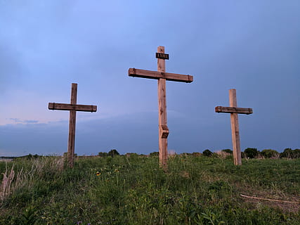 marró, fusta, creu, durant el dia, Pasqua, creus, diumenge de Pasqua, ell ha ressuscitat, monticle, jesús, Déu, perdonat, bon divendres, religió, espiritualitat, crucifix, perdó, blau, cementiri, passió, memorial, creença, cel, símbol, forma de creu, lloc de culte, terra, herba, naturalesa, tranquil·litat, cap gent, camp, arquitectura, equip religiós, a l'aire lliure, 4K, CC0, domini públic, lliure de regalies