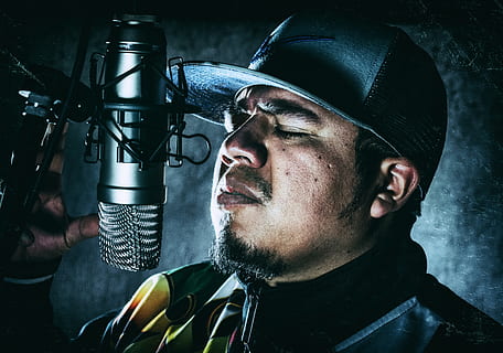 henkilö, suljettu, katse, kasvot, mikrofoni, mies, laulu, musiikki, muusikot, ääni, rap, vain aikuisille, aikuinen, vain yksi mies, pääosuma, vain miehiä, yö-, yksi henkilö, oikeita ihmisiä, miehet, muotokuva, puolivälissä aikuiset miehet, sisällä, elämäntavat, vaatetus, urokset, puolivälissä aikuinen, arkinen vaatetus, nuoret miehet, tilalla, syöttölaite, lähikuva, hattu, 5K, CC0, public domain, rojaltivapaa