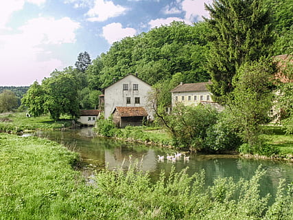grå, betong, hus, vann, bavaria, Tyskland, himmel, skyer, landskap, scenisk, skog, trær, skogen, felt, planter, sommer, vår, gjess, strøm, refleksjoner, arkitektur, hdr, natur, utenfor, land, landsbygda, anlegg, tre, bygget struktur, bygning, grønn farge, refleksjon, innsjø, vekst, sky - himmel, bygge eksteriør, ingen folk, ro, dag, skjønnhet i naturen, utendørs, 1080P, CC0, offentlig domene, opphavsrett gratis