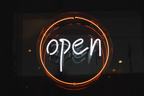 hvid, orange, led, skiltning, vendt, gul, neonlysskiltning, Foto, skud, åben, bestyrelse, neonlys, nat, belyst, skilt, glødende, belysningsudstyr, neon, ingen mennesker, udendørs, meddelelse, geometrisk form, cirkel, tæt på, tekst, form, indendørs, vestlige script, glas - materiale, design, positive følelser, enkelt objekt, Information, teknologi, kærlighed, afspejling, lys, besked, 5K, CC0, offentligt domæne, royaltyfrie
