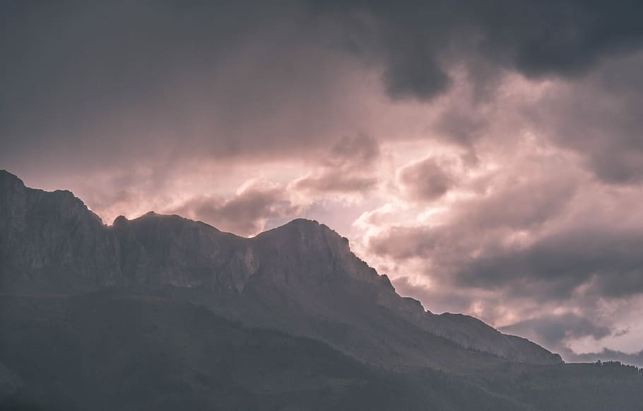 fotografie hory, silueta hor, hora, mrak, bouřka, hřbet, nebe, temný, předtucha, divočina, horská pastvina, krajina, tapeta na zeď, útes, cestovat, volně žijících živočichů, divoký, turistika, venkovní, Příroda, alpe, Francie, krása v přírodě, pohoří, scenics - příroda, mrak - nebe, životní prostředí, klid, klidné scény, dramatická obloha, nikdo, idylický, venku, mimoměstské scény, západ slunce, majestátní, dálkový, horský vrchol, 4K