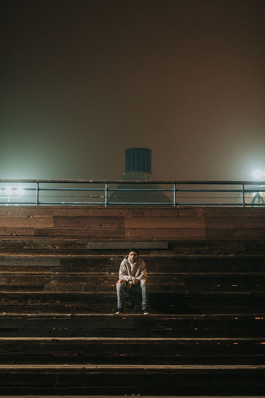 om, ședință, albire, timp de noapte, bleacher, pași, persoană, balustradă, masculin, arhitectură, scară, oameni adevărați, construită, trepte și scări, o persoana, exteriorul clădirii, stiluri de viață, spațiu copie, femei, adult, permanent, vedere din spate, în aer liber, cer, lungime totală, zi, 5K