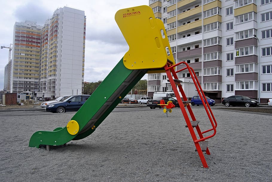 la diapositiva, parc infantil, exterior de l'edifici, arquitectura, estructura construïda, groc, ciutat, lloc de construcció, industria de la construcció, maquinària de construcció, maquinària, dia, edifici, desenvolupament, indústria, motor de terra, naturalesa, a l'aire lliure, cap gent, exterior d’edifici d’oficines, excavadora, manera de transport, gratacels, equips de construcció, 4K