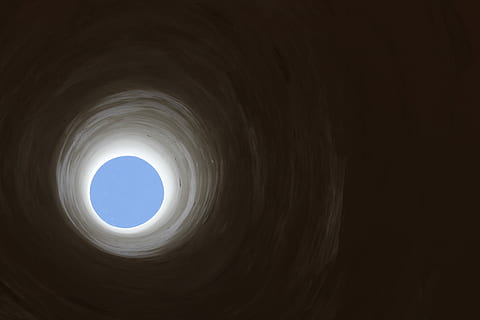 dunkelweißer Tunnel, Tunnel digitale Tapete, Geometrische Figur, Kreis, Himmel, gestalten, keine Leute, die Architektur, Tunnel, Natur, Loch, Flachwinkelansicht, draußen, kopieren sie platz, gebaute Struktur, Tag, dunkel, Gut, Design, Licht - natürliches Phänomen, tief, direkt darunter, Licht am Ende des Tunnels, 5K, CC0, gemeinfrei, lizenzfrei