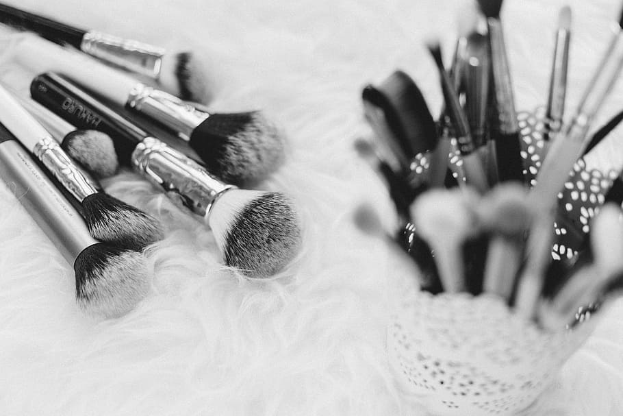 gris, negre, gestionar, raspalls de maquillatge, blanc, tèxtil, maquillatge, raspall, coses, kit, bellesa, cosmètics, borrós, blanc i negre, producte de bellesa, moda, pinzell, artista, primer pla, conjunt, colors, fons, raspall de maquillatge, a l'interior, natura morta, cap gent, elecció, taula, enfocament selectiu, gran grup d'objectes, cultura i entreteniment artístic, variació, mirall, vista d’angle alt, grup d'objectes, higiene, blush - maquillatge, accessori personal, cura del cos i bellesa, luxe, 4K