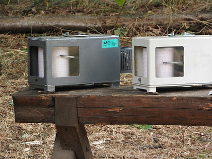 måleapparatet, temperatur, celsius, måler, diagram, ta opp, meteorologi, vær, utstyr, teknologi, maskineri, kommunikasjon, dag, ingen folk, forbindelse, natur, felt, elektrisitet, tre - materiale, utendørs, gress, land, sollys, postkasse, anlegg, container, nærbilde, arkitektur, telefon, drivstoff og kraftproduksjon, strømforsyning, elektrisk komponent, 2K, CC0, offentlig domene, opphavsrett gratis