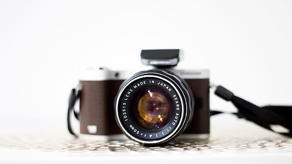 negre, marró, càmera dslr, analògic, antiguitat, obertura, càmera, clàssic, primer pla, equipament, focus, iso, lent, lents, manual, nostàlgia, foto, fotografia, obturador, taula, tecnologia, vintage, zoom, temes de fotografia, càmera - equip fotogràfic, lent - instrument òptic, estil retro, equip fotogràfic, lent - ull, enfocament selectiu, sol objecte, color negre, activitat, fotografiar, creativitat, tir de l'estudi, còpia espai, cap gent, càmera slr, càmera digital, rodatge, 5K, CC0, domini públic, lliure de regalies
