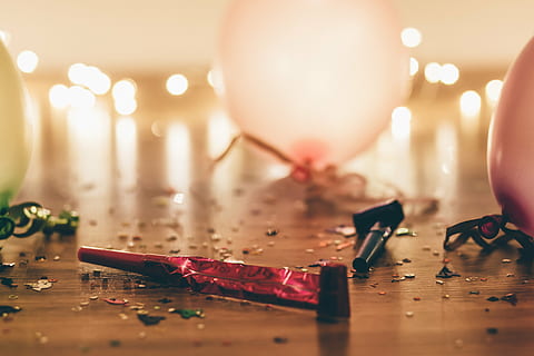 selettivo, fotografia a fuoco, fischietti di festa, palloncini, Palloncino, arredamento, tavolo, riflessione, bokeh, luce, in casa, avvicinamento, una persona, adulto, persone, mano umana, giorno, nessuno, messa a fuoco selettiva, natura morta, cibo e bevande, cibo, rotto, celebrazione, girato in studio, concentrarsi sulle conoscenze acquisite, disordinato, Vigilia di Capodanno, assenza, versamento, illuminato, vuoto, crimine, attrezzature domestiche, aggressione, 5K, CC0, dominio pubblico, privo di copyright