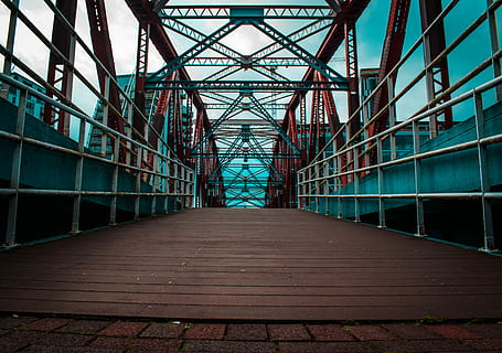 laag, hoekfotografie, beton, brug, dag, fotografie, schraag brug, structuur, architectuur, steen, hek, barrière, ijzer, kleur, mediastad, medium, salford, Manchester Engeland, creatief, straat fotografie, ingebouwde structuur, verbinding, de weg vooruit, richting, brug - door de mens gemaakte structuur, perspectief verminderen, geen mensen, metaal, natuur, buitenshuis, vervoer, hemel, voetpad, verdwijnpunt, buitenkant van het gebouw, traliewerk, leeg, staal, 5K, CC0, publiek domein, royaltyvrij