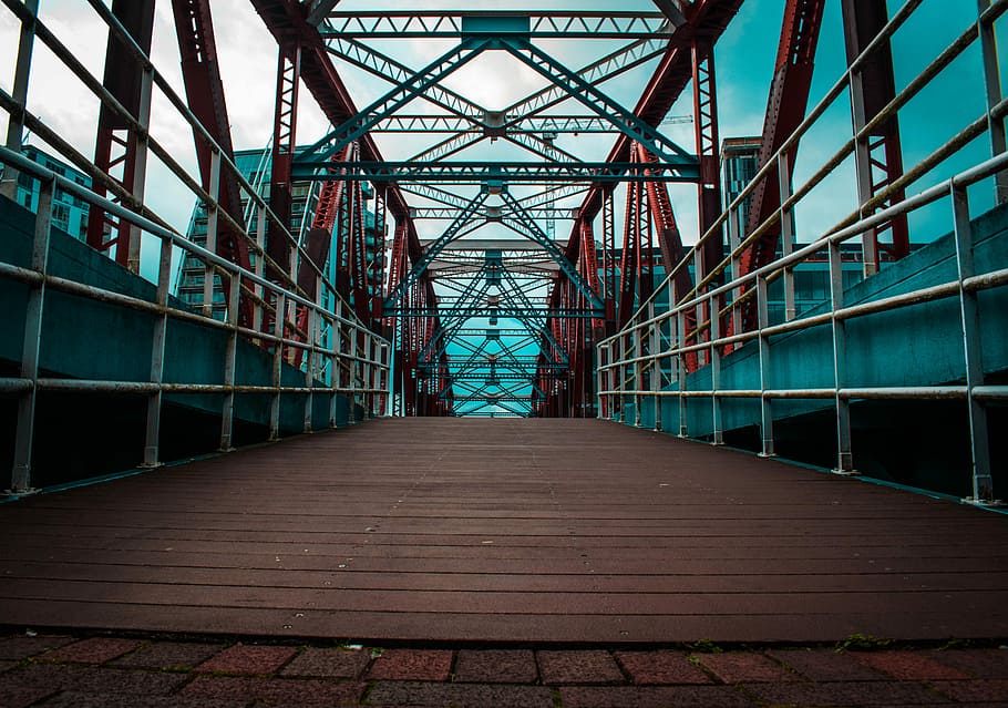 baix, fotografia d'angle, concret, pont, durant el dia, fotografia, pont del cavallet, estructura, arquitectura, maó, tanca, barrera, ferro, color, ciutat dels mitjans de comunicació, mitjà, Salford, Manchester Anglaterra, creatiu, fotografia de carrer, estructura construïda, connexió, el camí a seguir, direcció, pont - estructura feta per l'home, perspectiva decreixent, cap gent, dia, metall, naturalesa, a l'aire lliure, transport, cel, sendera, punt de fuga, exterior de l'edifici, barana, buit, acer, 5K