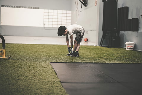 ma esercitando, persona, bianca, camicia, grigio, pantaloncini, bambino, allungare, esercizio, allenarsi, Palestra, guanto, ragazzo, torba, interno, fitness, in forma, giovane, maschio, toccare le dita dei piedi, CrossFit, persone reali, una persona, lunghezza intera, attività di svago, stili di vita, sport, uomini, abbigliamento casual, giorno, erba, vista laterale, giovani uomini, curvatura, sportivo, struttura costruita, architettura, giovane adulto, esterno dell'edificio, natura, all'aperto, sforzo, livello di superficie, 4K, CC0, dominio pubblico, privo di copyright
