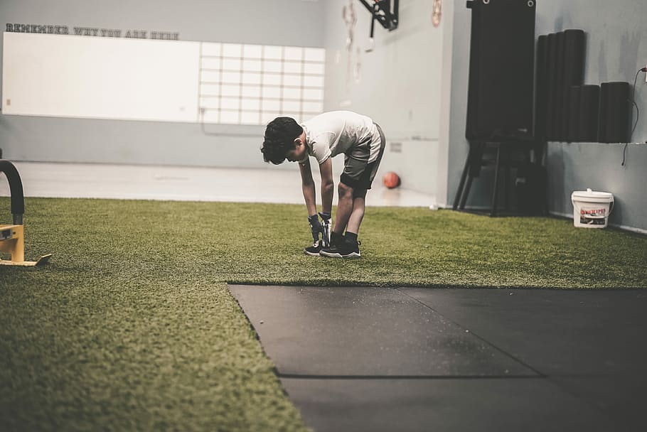 ma esercitando, persona, bianca, camicia, grigio, pantaloncini, bambino, allungare, esercizio, allenarsi, Palestra, guanto, ragazzo, torba, interno, fitness, in forma, giovane, maschio, toccare le dita dei piedi, CrossFit, persone reali, una persona, lunghezza intera, attività di svago, stili di vita, sport, uomini, abbigliamento casual, giorno, erba, vista laterale, giovani uomini, curvatura, sportivo, struttura costruita, architettura, giovane adulto, esterno dell'edificio, natura, all'aperto, sforzo, livello di superficie, 4K