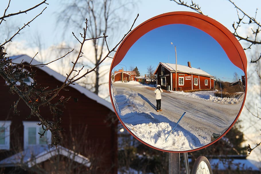 neu, hivern, fred, bonic, vermell, tradicional, fusta, casa de camp, suec, camp, casa, blanc, encantador, únic, dalarna, tallberg, suècia, europa, escandinavia, viatjar, turisme, blau, cel, vacances, escènic, finestra, reflexió, exterior de l'edifici, temperatura de fred, arbre, dia, arbre nu, arquitectura, estructura construïda, edifici, naturalesa, ciutat, planta, barri residencial, mirall, cel clar, a l'aire lliure, 2K