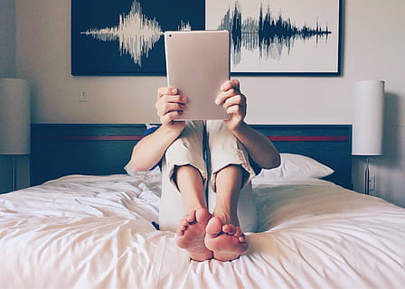 Person, Beige, Jeans, mit, Sitzung, Weiß, Bett, ipad, Tablette, Technologie, modern, Menschen, Internet, Schlafzimmer, drinnen, eine Person, Das Leben zu Hause, Erwachsene, Möbel, echte Menschen, Lebensstile, Wohnraum, Wohngebäude, Frau, Freizeitbeschäftigung, hinlegen, Entspannung, in voller Länge, Vorderansicht, junger Erwachsener, verdecktes Gesicht, 2K