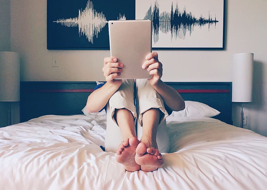 Person, Beige, Jeans, mit, Sitzung, Weiß, Bett, ipad, Tablette, Technologie, modern, Menschen, Internet, Schlafzimmer, drinnen, eine Person, Das Leben zu Hause, Erwachsene, Möbel, echte Menschen, Lebensstile, Wohnraum, Wohngebäude, Frau, Freizeitbeschäftigung, hinlegen, Entspannung, in voller Länge, Vorderansicht, junger Erwachsener, verdecktes Gesicht, 2K