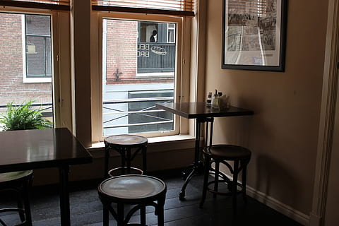 taula, cadires, al costat, finestra, restaurant, femta, taules, cafeteria, seient, buit, interior, mobles, a l'interior, cadira, transparent, interior de casa, vidre - material, absència, cap gent, dia, porta, habitació domèstica, entrada, llum solar, estructura construïda, arquitectura, sòls, vidre, 1080P, CC0, domini públic, lliure de regalies