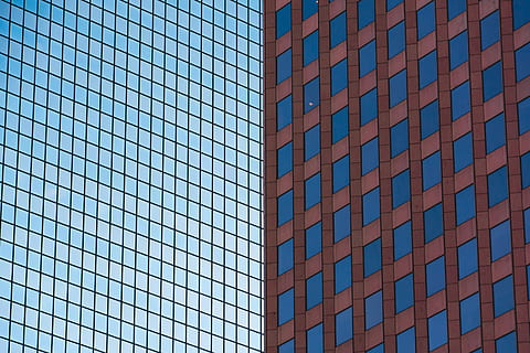 Antenne, fotografieren, Gebäude, ohne Titel, Nahansicht, Foto, Blau, braunes Gebäude, Fenster, Geometrie, Linien, Glas, die Architektur, Wolkenkratzer, Bürogebäude, Glas - Material, städtische Szene, Geschäft, gebaute Struktur, Gebäudehülle, modern, Reflexion, Innenstadt, Stadt, Fassade, Turm, große Höhe, Muster, stehlen, Baugewerbe, Hintergründe, keine Leute, Bürogebäude außen, Büro, Flachwinkelansicht, Vollbild, Tag, gestalten, Design, draußen, 5K, CC0, gemeinfrei, lizenzfrei