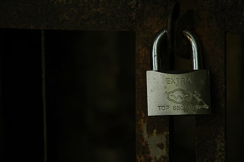 lucchetto in acciaio grigio, recinto, lucchetto, sicurezza, serratura, metallo, protezione, avvicinamento, nessuno, sospeso, in casa, amore, emozione positiva, emozione, fortuna, serratura d'amore, a forma di cuore, ringhiera, copia spazio, concentrarsi sulle conoscenze acquisite, speranza, sicuro, 2K, CC0, dominio pubblico, privo di copyright