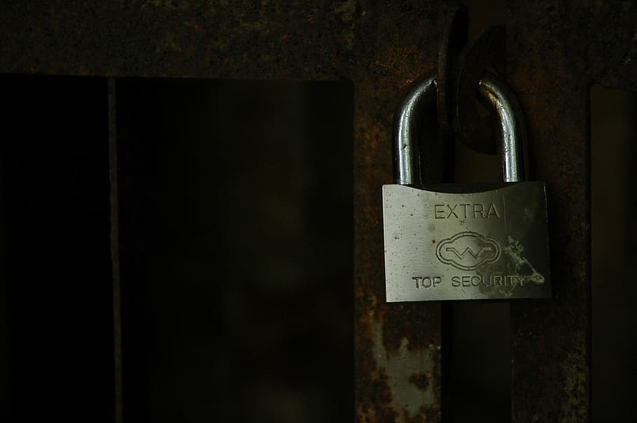 cadenat d'acer gris, tanca, cadenat, seguretat, bloqueig, metall, protecció, primer pla, cap gent, penjant, a l'interior, amor, emoció positiva, emoció, sort, bloqueig d’amor, forma del cor, barana, còpia espai, centrar-se en primer pla, esperança, segur, 2K