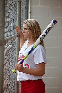 kobieta, biały, ul., koszulka męska z kardynałów ludwika, trzymać, kij baseball'owy, gracz, nietoperz, sportowiec, patrząc, nastolatka, młody, sport, hitter, Płeć żeńska, młodość, mundur, czynność, osoba, kobiety, na dworze, ludzie, jedna osoba, blond włosy, włosy, na stojąco, młody dorosły, młode kobiety, trzy czwarte długości, codzienne ubrania, spędzania wolnego czasu, fryzura, styl życia, prawdziwi ludzie, funkcja budowy ścian, długie włosy, architektura, dzień, śliczna kobieta, 4K, CC0, domena publiczna, darmowe zdjęcia