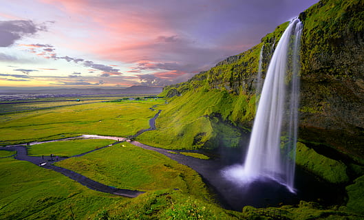 cascades durant el dia, foto de cascades, cascada, muntanya, camp, flux, herba, posta de sol, sortida del sol, horitzó, alt, vista, Islandia, escenics - natura, aigua, medi ambient, paisatge, cel, bellesa a la natura, terra, núvol - cel, naturalesa, moviment, exposició llarga, escena no urbana, destinacions de viatge, viatjar, planta, boira, a l'aire lliure, cap gent, aigua que flueix, que flueix, 8K, CC0, domini públic, lliure de regalies