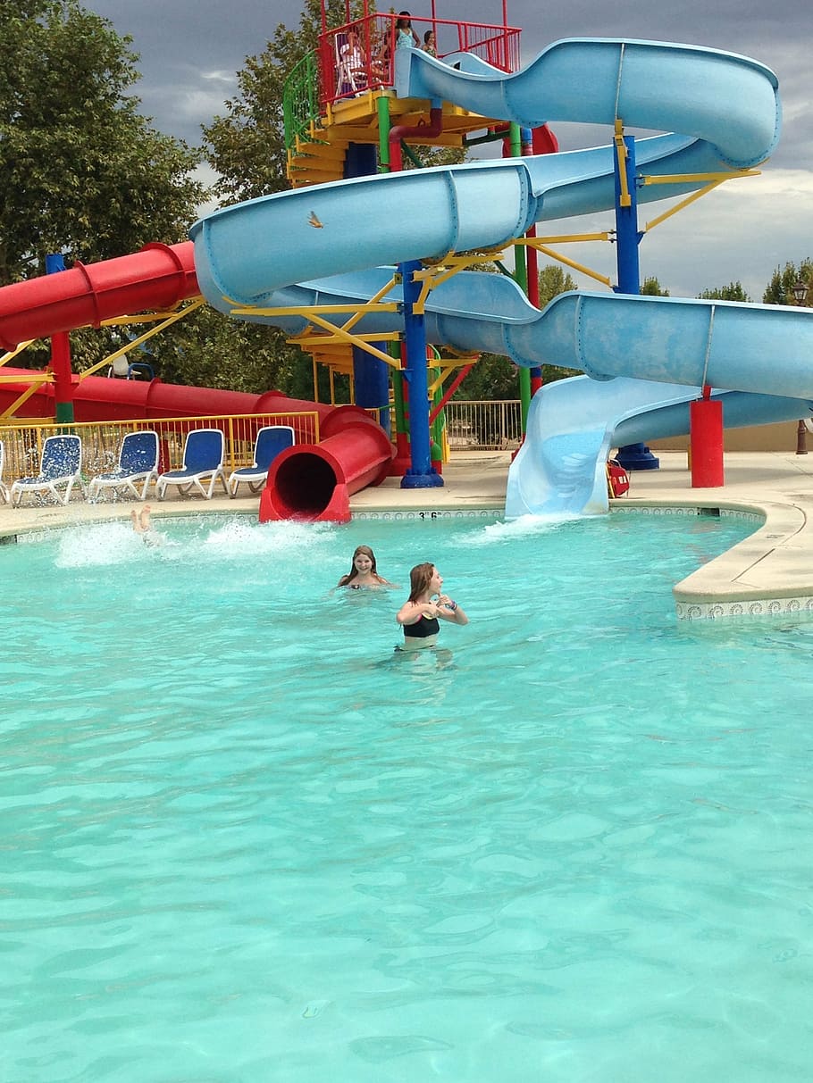 estiu, diversió, jove, feliç, aigua, noia, a l'aire lliure, vacances, sol, estil de vida, piscina, dia, Parc aquàtic, activitat d'oci, persones reals, naturalesa, tobogan, davant del mar, estils de vida, equipament per jugar a diapositives, grup de persones, homes, infància, inflable, gent, 2K